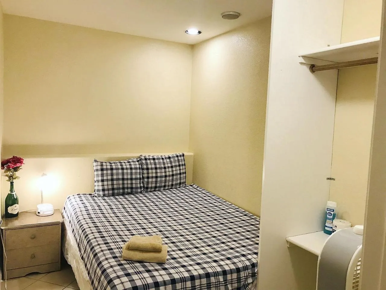 New Bedroom Queen Size Bed At Las Vegas For Rent-2 0*,
